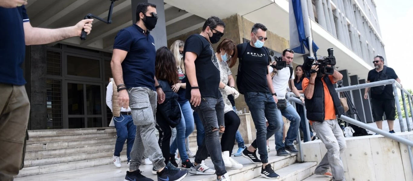 Δολοφονία στον Εύοσμο: Στον ανακριτή σήμερα η σύζυγος και η κόρη του 49χρονου (βίντεο)